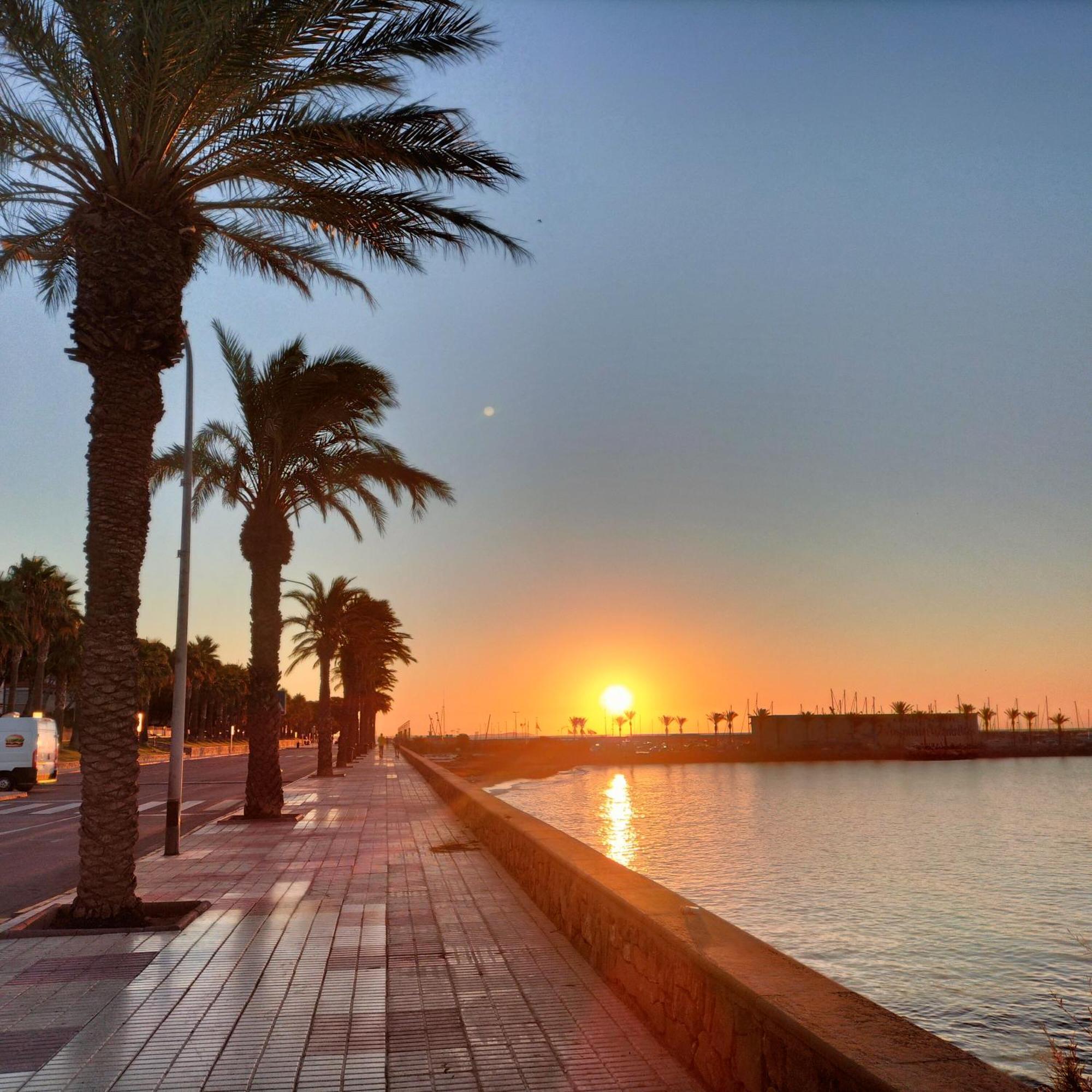Puerto Deportivo Beachfront: Renovated Seaside Retreat Hospitalet De L'Infant Exterior photo